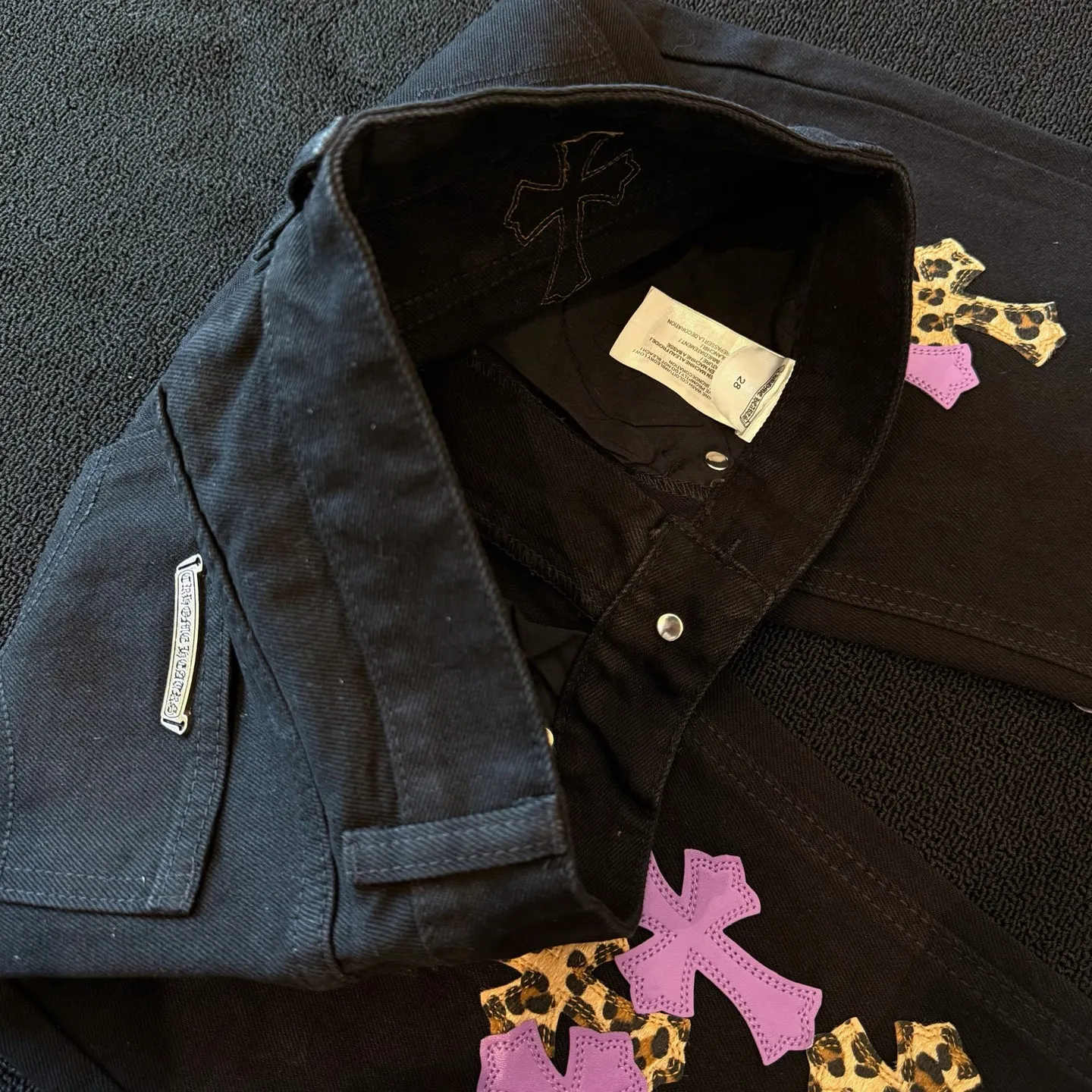 P260 model number: D382 Chrome hearts -CH Chrome hearts new purple leopard print cross-fit leather jeans SIZE#28 30 32 34 36 Size reference # Pants length 100 102 104 106 108 Waist 71 76 81 86 91 Hips 93 98 103 108 113
